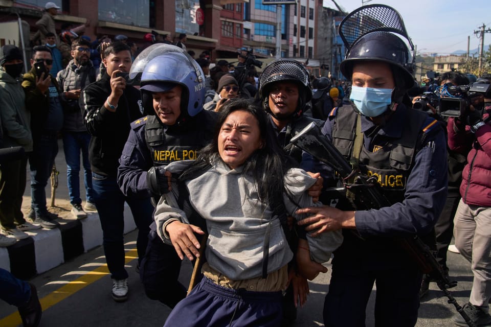 Manifestantes da Geração Z no Nepal estão revoltados com o governo que eles mesmos instalaram